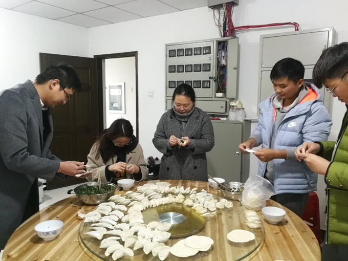 冬至阳生春又来，温暖感恩促情谊——广德路项目部举办包饺子活动